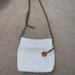 Brand new. Never used. Michal kors crossbody.